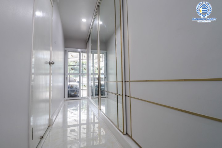 *****บ้านแฝดมือสอง ม.เพอร์เฟคพาร์ค แจ้งวัฒนะ-ปากเกร็ด เนื้อที่ 39 ตร.ว. ฟังก์ชัน 3 ห้องนอน 3 ห้องน้ำ จอดรถได้ 2 คัน รองรับทุกการอยู่อาศัย แถมฟรีทันที แอร์ 5 เครื่อง เครื่องทำน้ำอุ่น 1 เครื่อง และเครื่องดูดควัน 1 เครื่อง บนทำเลศักยภาพ ใกล้เซ็นทรัลแจ้งวัฒนะ รถไฟฟ้าสายสีชมพู "สถานีปากเกร็ด" และเชื่อมสู่แจ้งวัฒนะและทางด่วน เพียง 5 นาที